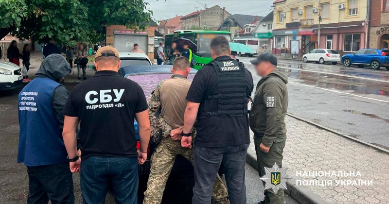 На Закарпатті затримали працівника ТЦК, який за 16 тис. грн знімав чоловіків з розшуку