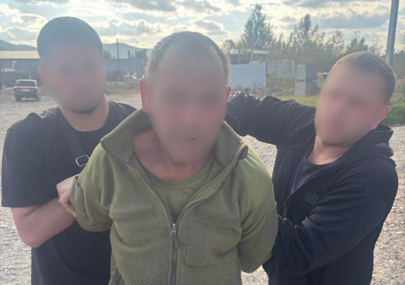 Військовослужбовець ЗСУ організував угруповання, яке переправляло осіб через кордон