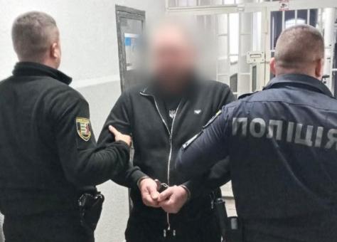 У Перечині поліцейські затримали чоловіка, який погрожував перехожим пневматичною гвинтівкою