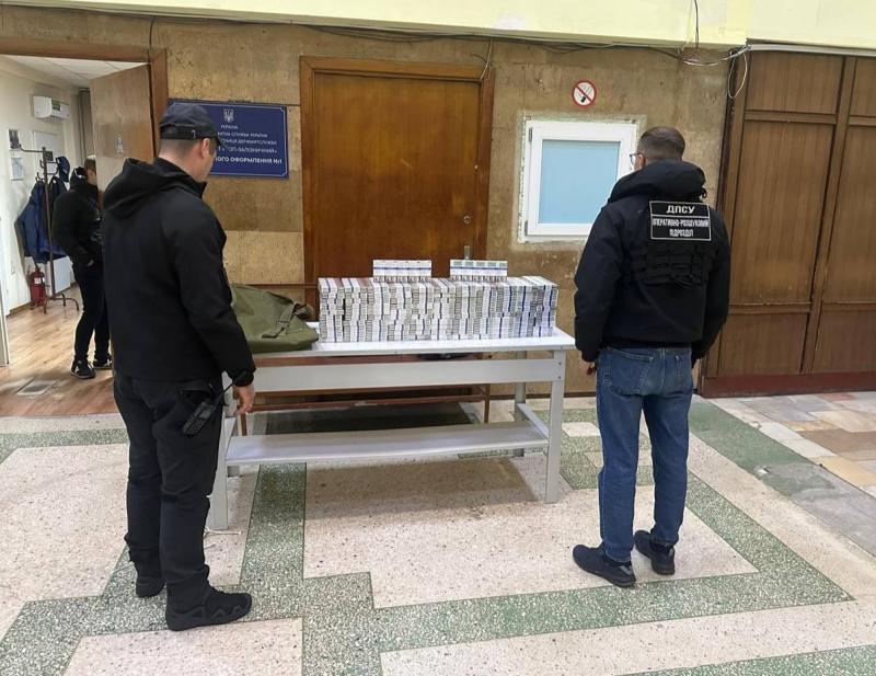 У вікно потягу Чоп – Загонь контрабандисти на ходу закинули 1 тис. пачок сигарет