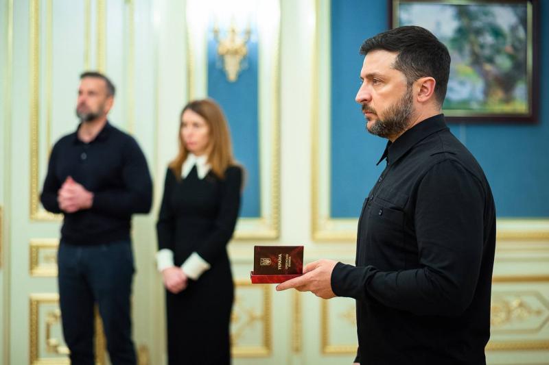 Президент нагородив енергетиків, які відновлюють електропостачання після російських обстрілів