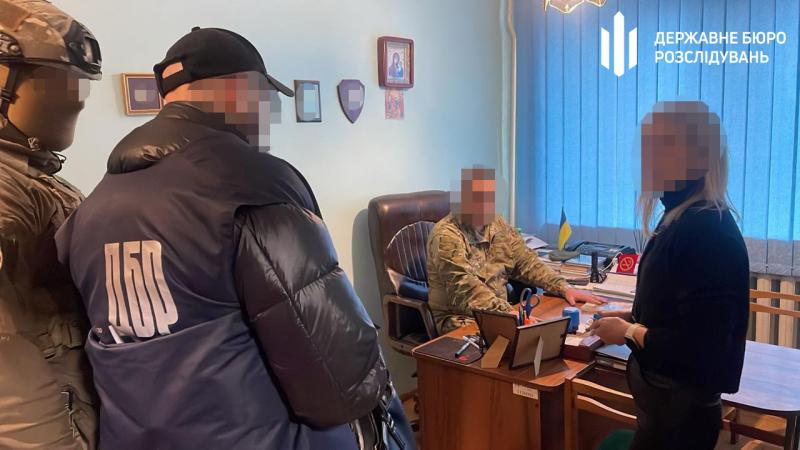 На Закарпатті працівник ТЦК за хабарі допомагав призовникам і військовим тікати зі служби