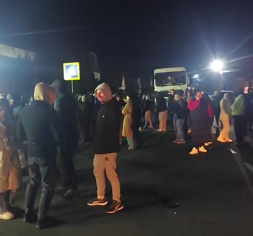 У Ізі місцеві жителі перекрили дорогу та спалили карантинний пост