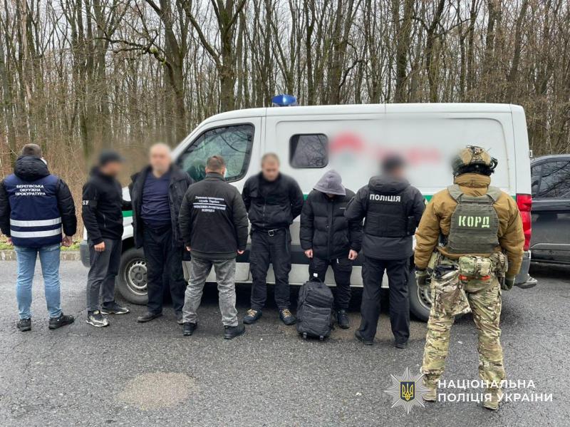 На Берегівщині правоохоронці затримали інкасаторів, які з мигалками доставляли ухилянтів до кордону
