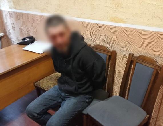 У Воловці нетверезий чоловік побив дружину, а потім накинувся на поліцейських