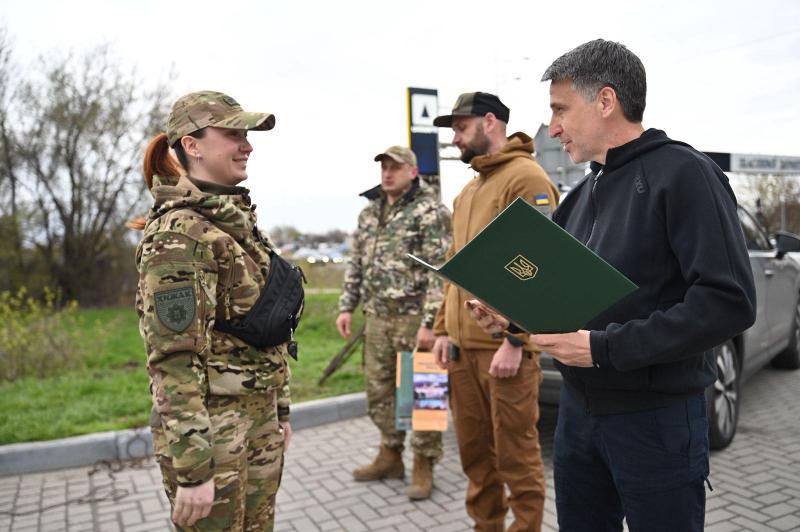 Мирослав Білецький відвідав на фронті закарпатських патрульних та зустрівся з Робертом Бровді