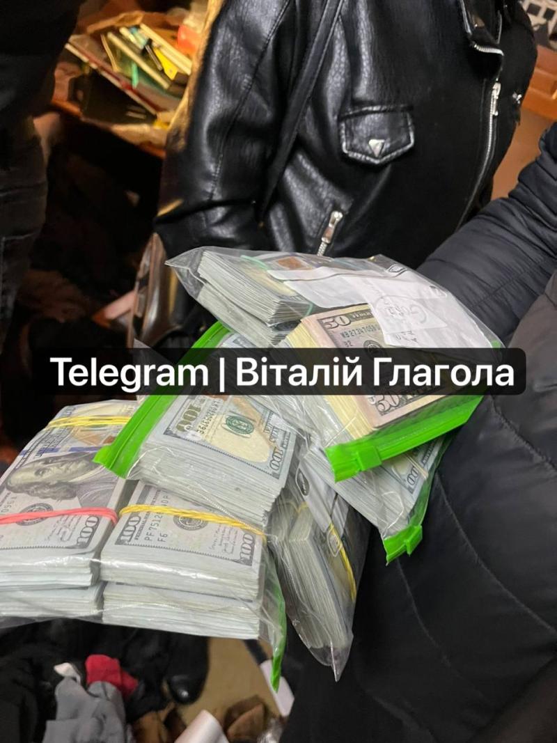 Керівника ВЛК у Берегові затримали на хабарі - під час обшуку знайшли 500 000$