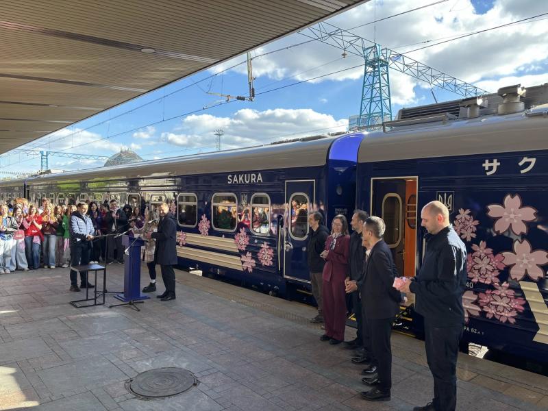 28 квітня у перший рейс вирушив новий флагманський поїзд Укрзалізниці – “Сакура”