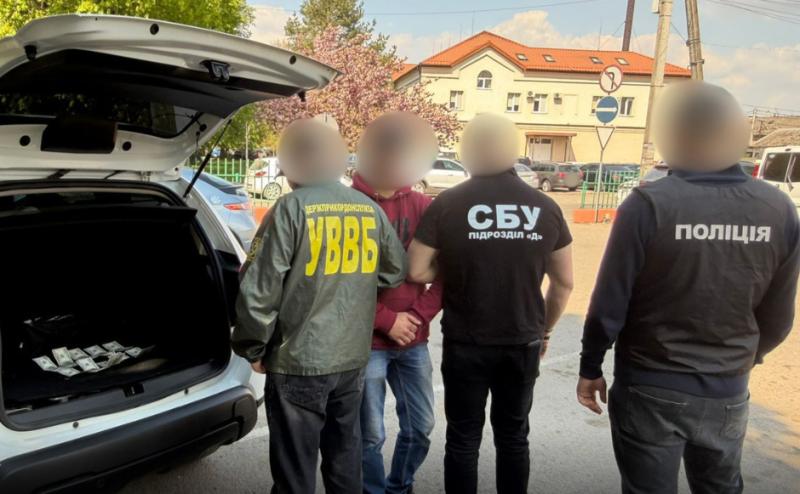 Двоє прикордонників за хабарі дозволяли військовозобов’язаним перетинати кордон