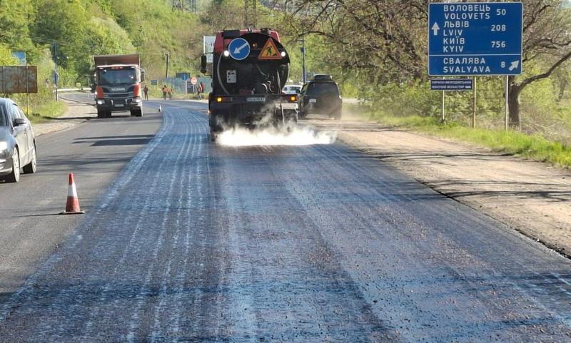 З початку року дорожники Закарпаття відновили майже 200 тисяч квадратних метрів доріг
