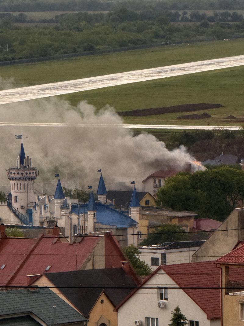 В Ужгороді після удару блискавки загорівся кількаповерховий будинок біля аеропорту