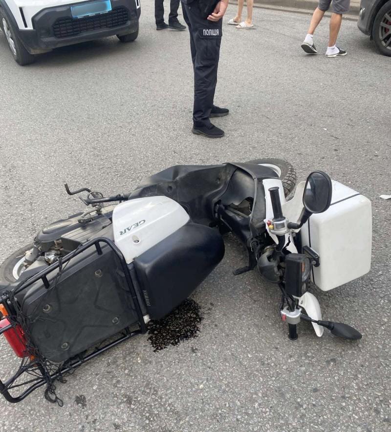 У Хусті в ДТП за участі скутера та легкового автомобіля травмувався 46-річний чоловік