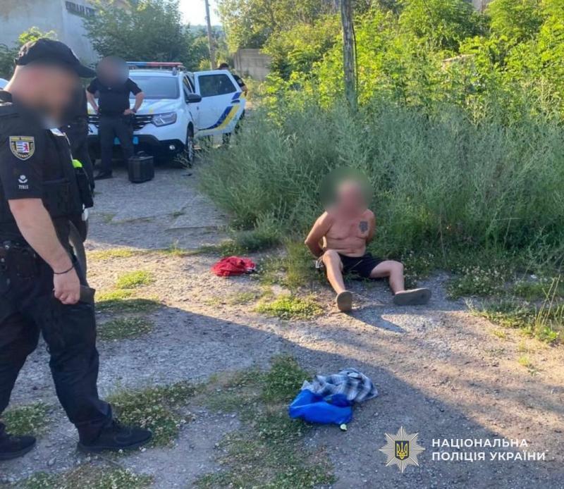 На Мукачівщині раніше судимий скоїв розбійний напад на жінку та відібрав золоті прикраси