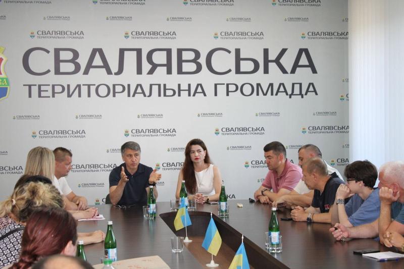 Голова Закарпатської ОВА зустрівся з ВПО, які постраждали внаслідок пожежі у Сваляві