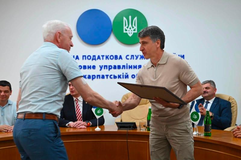 Голова Закарпатської ОВА привітав працівників державної податкової служби з їхнім професійним святом