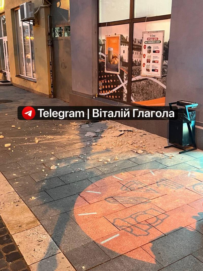 В центрі Ужгорода шматок карнизу впав на продавчиню: жінка отримала травму