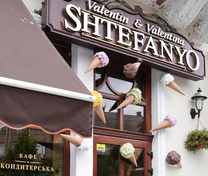 В Ужгороді демонтують 32 вивіски, серед них – відомої кав'ярні «Shtefanyo V&V»