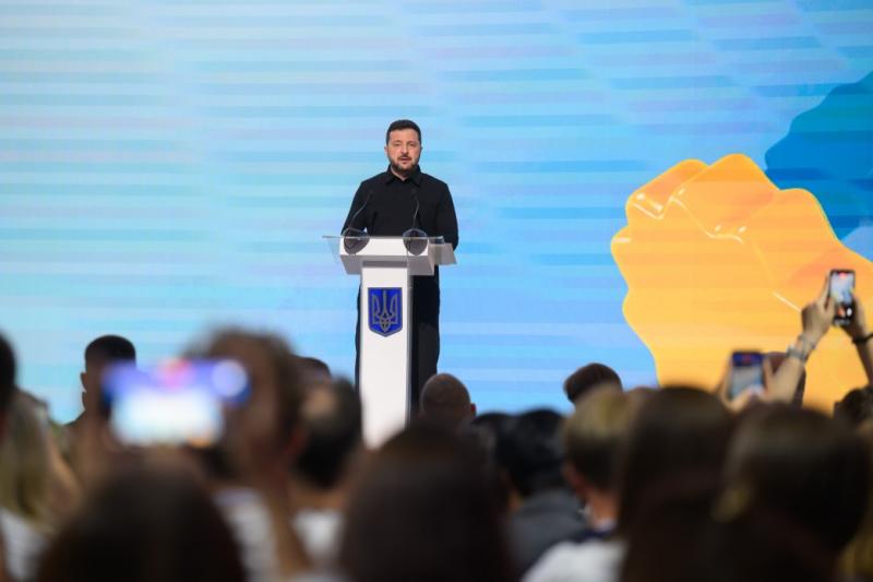 У День молоді Президент відзначив державними нагородами учасників Українського молодіжного форуму