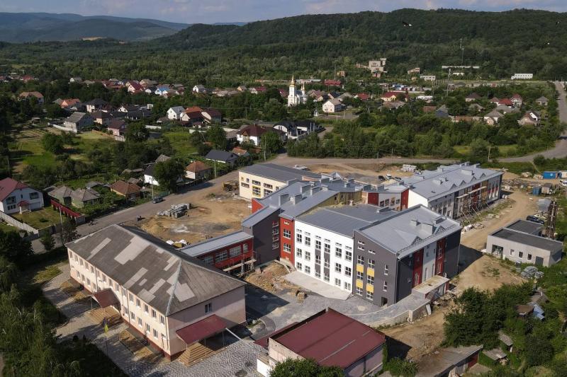 На Мукачівщині Віктор Микита оглянув будівництво нової школи у Кольчині на майже 600 дітей