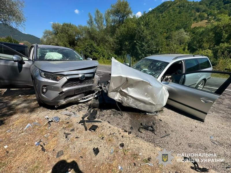 На Рахівщині зіткнулися чотири автомобілі - загинув один з водіїв