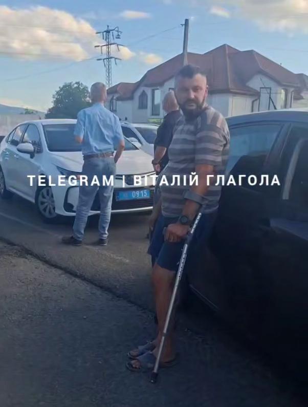 На Тячівщині зіткнулися легковик і два мотоцикли: постраждали двоє юнаків