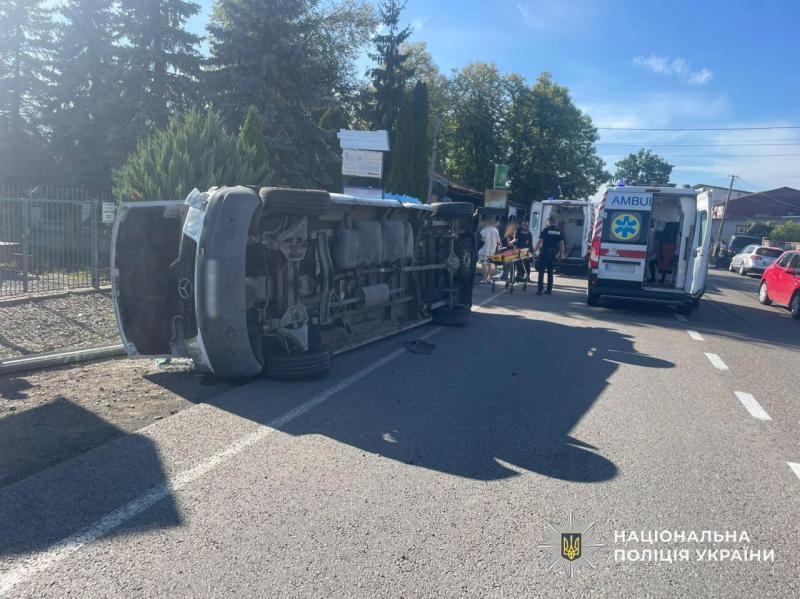 На Хустщині зіткнулися вантажівка, легковик та автобус - одна людна загинула, семеро у лікарні