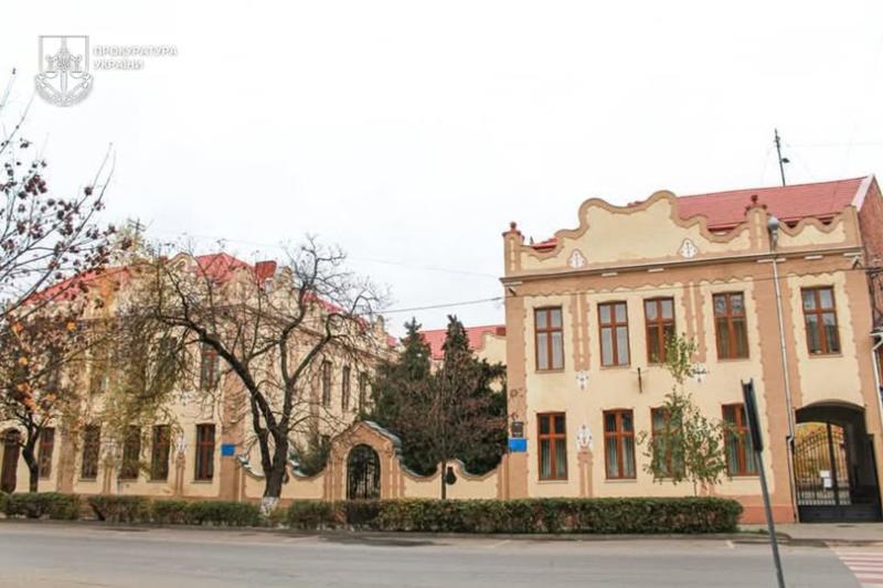 Берегівську міськраду через суд зобов’язали укласти охоронні договори на історичні будівлі шкіл