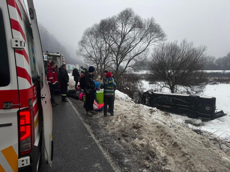 Між Перечином та Зарічово автобус з дітьми вилетів з траси та перекинувся: є постраждалі