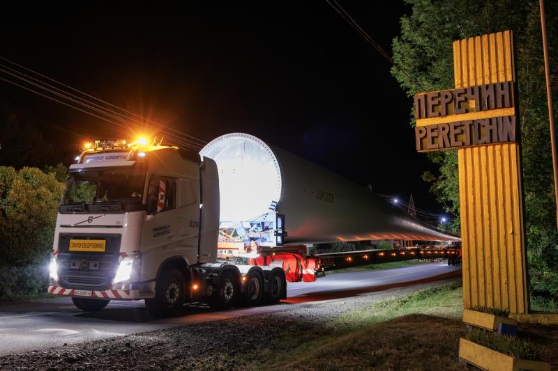 Перші українські лопаті для вітротурбін транспортували із виробництва на Закарпатті