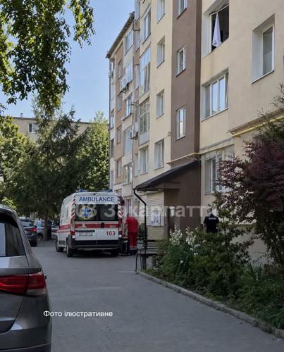 В Ужгороді 39-річний чоловік отримав серйозні травми після падіння з вікна