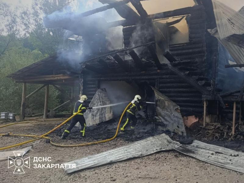 На Міжгірщині через заряджання акумулятора спалахнула будівля