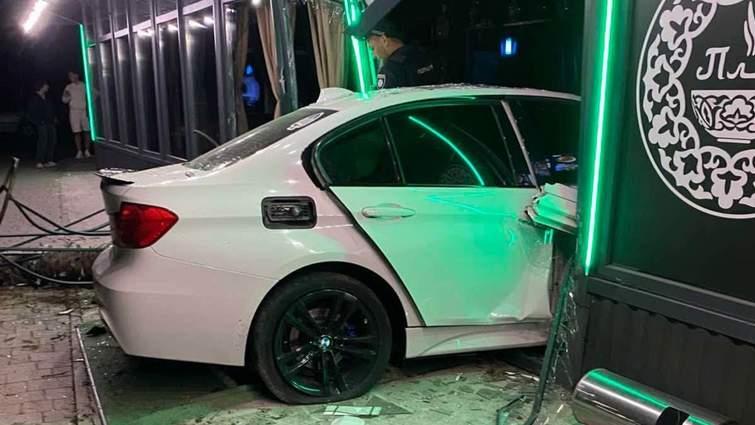 В Ужгороді 19-річна водійка на BMW влетіла в будівлю ресторану