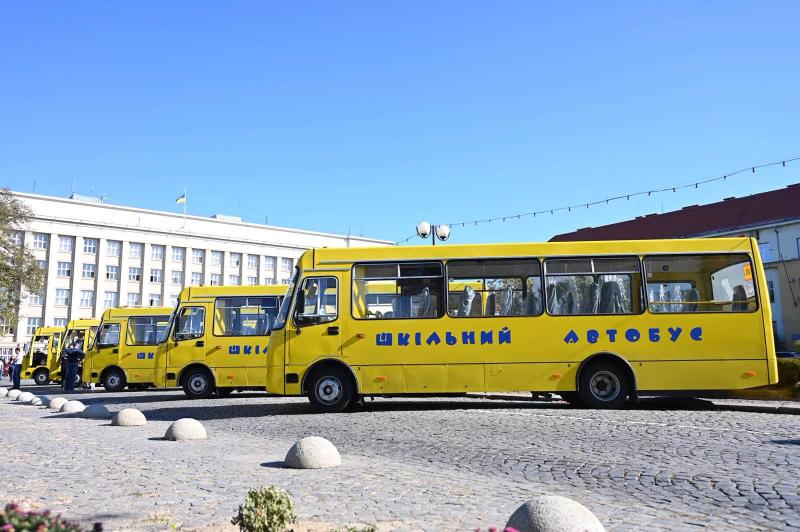 Доступна освіта для закарпатських дітей: громадам передали п’ять шкільних автобусів