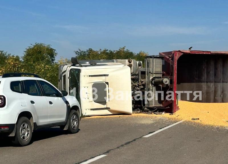 На Ужгородщині перекинулася вантажівка з зерном: водія госпіталізували