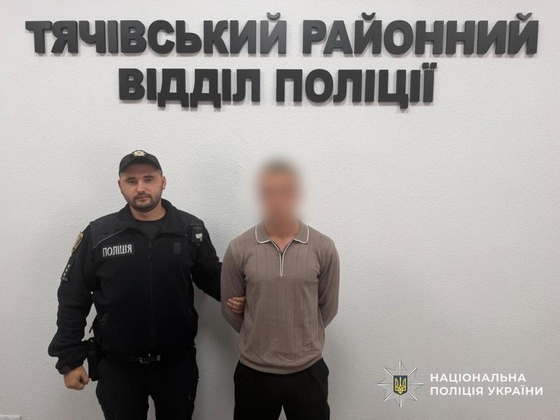 У балаклаві, з ножем і пістолетом: на Тячівщині 17-річний хлопець напав на родин