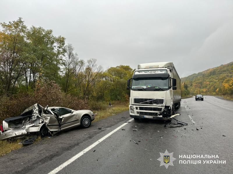 На Абранському перевалі легковик зіткнувся з вантажівкою, загинув пасажир легковика