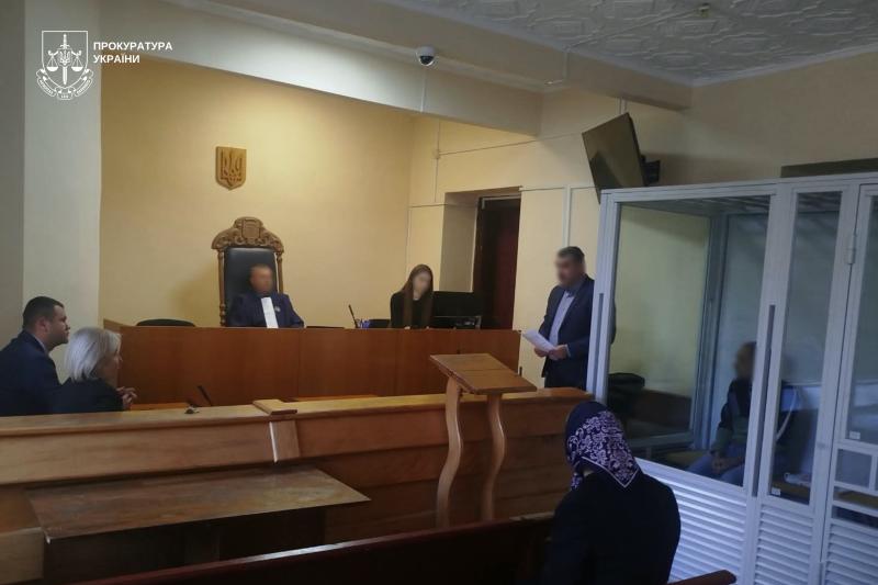 На Хустщині чоловіка засудили за жорстоке побиття матері: прокуратура вимагає суворішого покарання
