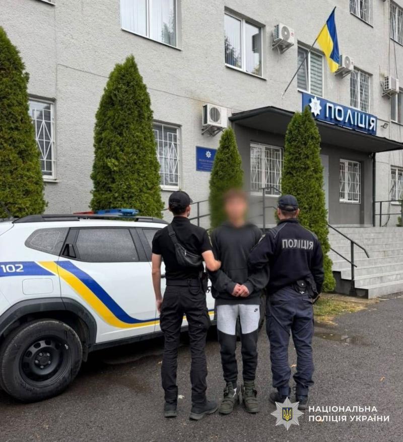 Вирвав сумку з рук жінки та втік: поліція Ужгородщини затримала підозрюваного у грабежі
