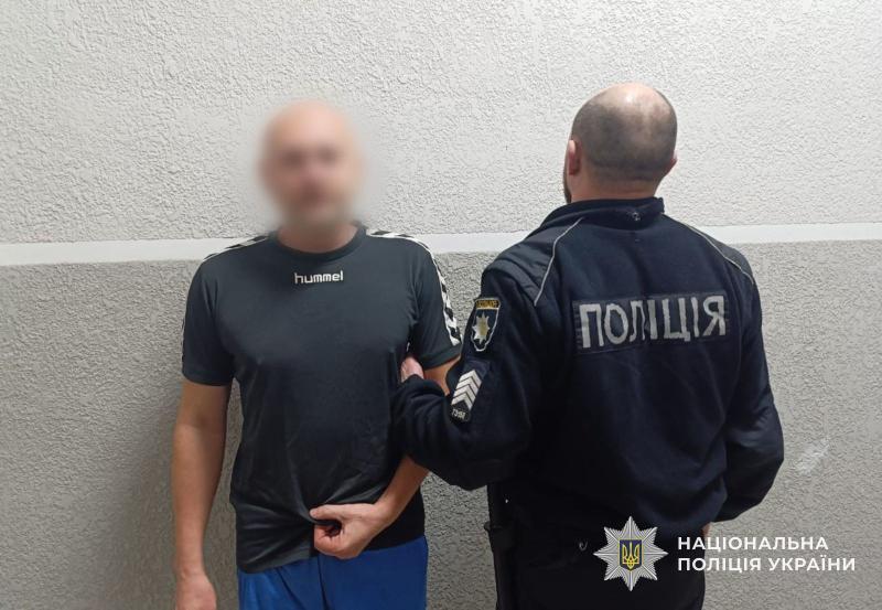 У Мукачеві чоловік через побутовий конфлікт вдарив знайомого ножем у груди