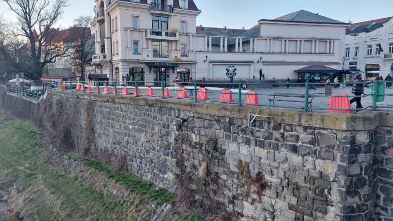 Чому руйнується площа Театральна в Ужгороді: результати комісії з ТЕБ та НС