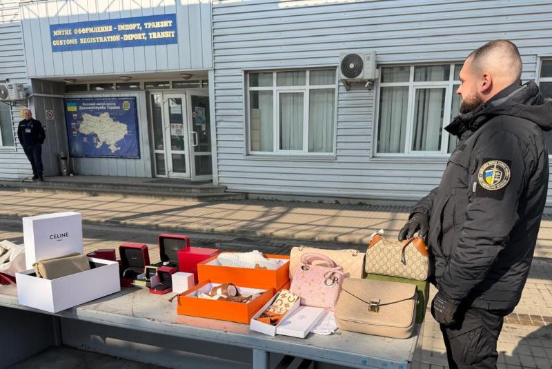 На кордоні зі Словаччиною у водія автобуса знайшли жіночі прикраси і сумки на 1,8 млн грн