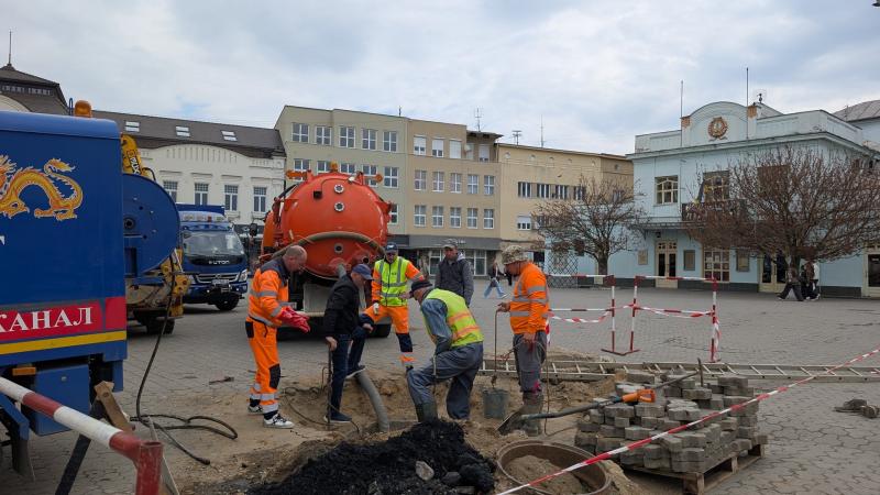 На площі Театральній в Ужгороді почався ремонт каналізаційного колектора